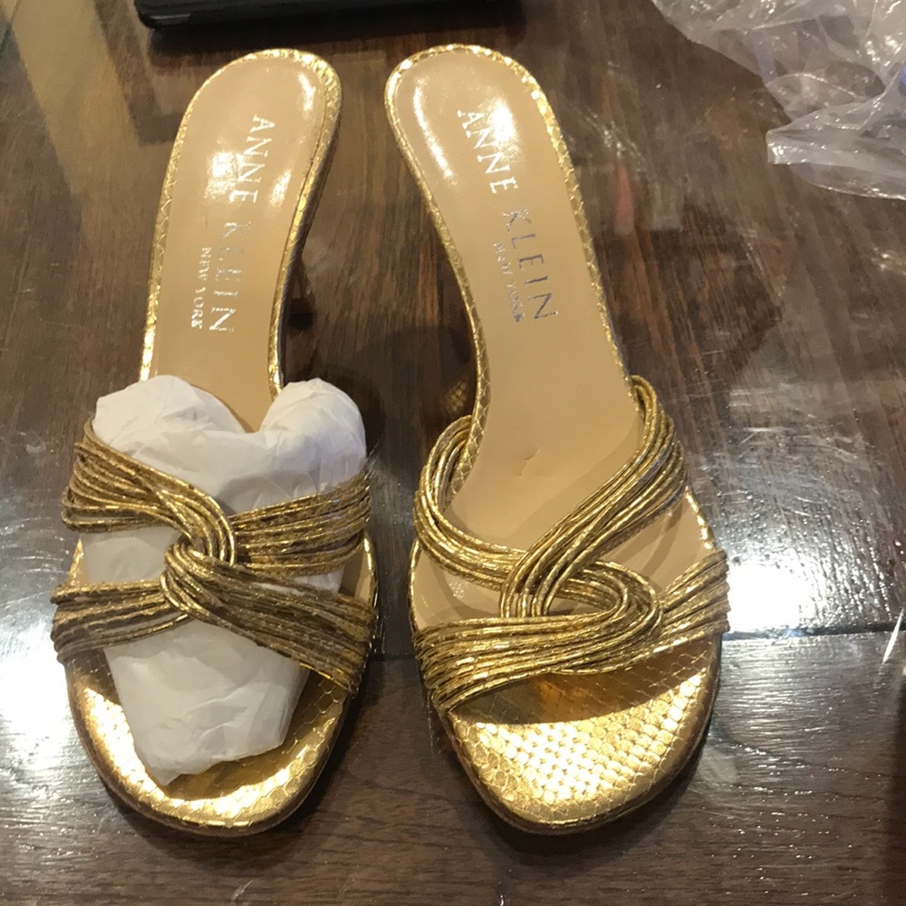 ANNE KLEIN GOLD LEATHER SANDALS AND GOLD BAG - Picture 5 of 15